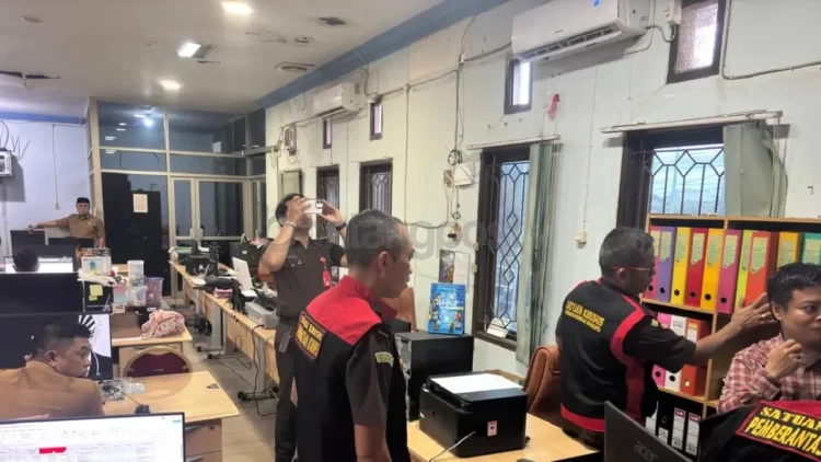 Kantor Dinas Pendidikan dan Kebudayaan (Disdikbud) Kutai Kartanegara di Jalan Lais, Kelurahan Timbau, Tenggarong. Tim Penyidik Pidsus Kejati Kaltim melakukan penggeledahan intensif guna mengamankan barang bukti terkait dugaan penyelewengan dana TPP dan insentif guru. (KEJATI KALTIM)
