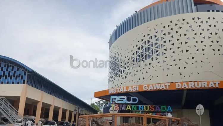 Kendaraan yang masuk ke RSUD Taman Husada Bontang akan dikenakan retribusi parkir, kecuali bagi karyawan dan pasien. (FOTO: ADIEL KUNDHARA/KP)