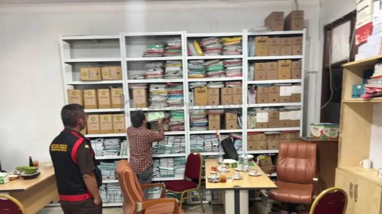 Tim Penyidik Pidsus Kejati Kaltim menggeledah Kantor Disdikbud Kukar dan menyita sejumlah dokumen serta barang bukti elektronik terkait penyidikan dugaan korupsi pembayaran TPP guru ASN dan insentif guru non-ASN tahun 2020–2025.