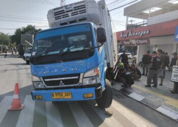 Truk Boks Amblas di Trotoar Jalan Ahmad Yani Bontang Saat Bongkar Muat