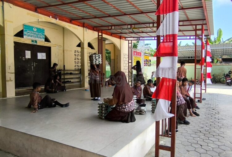 Pelajar menerima distribusi MBG di SDN 012 Bontang Selatan. (Nasrullah / Bontang Post)