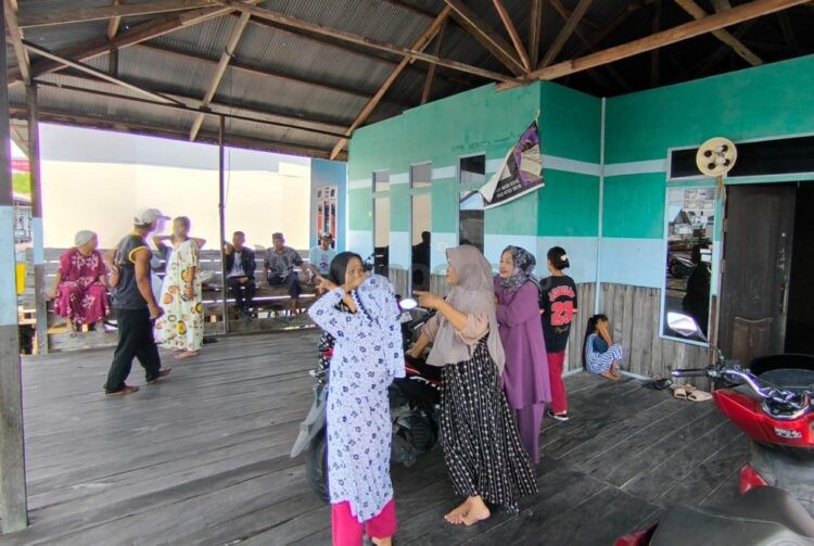 Keluarga Jainuddin masih menanti kabar keberadaan nelayan Bontang Kuala yang hilang saat melaut, Sabtu (15/8/2026). (Nasrullah/Bontang Post)