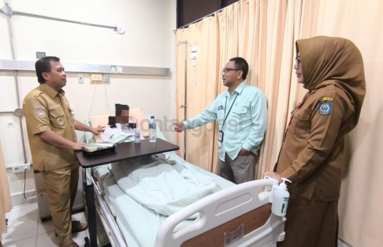 Salah satu siswa SMP Vidatra saat menjalani perawatan di RS LNG Badak setelah mengalami keluhan kesehatan usai menyantap menu MBG. (Nasrullah/Bontang Post)