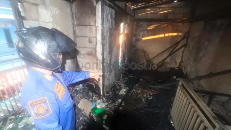 Petugas Damkar Balikpapan menunjukkan lokasi korban jiwa ditemukan saat kebakaran melanda satu rumah di kawasan RT 45, Kelurahan Karang Rejo, Balikpapan Tengah, Rabu (26/8/2026) sore. Korban meninggal dunia setelah terjebak di area loteng rumah, sementara tiga warga lainnya mengalami luka bakar dan dilarikan ke RS Ibnu Sina. (FOTO: ANGGI PRADITHA / KALTIM POST)