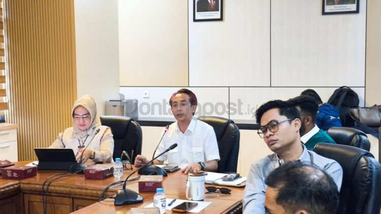Ketua Komisi B DPRD Bontang Rustam saat membahas distribusi Pertalite bersama pengecer BBM, Pertamina, SPBU, transportir, dan Polres Bontang.