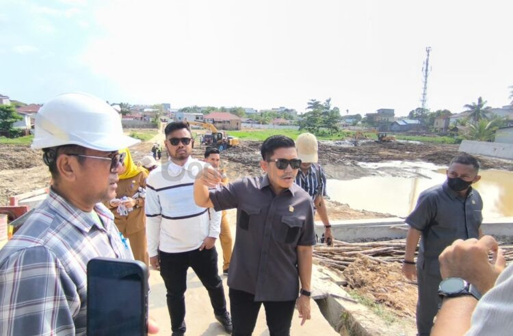 Ketua DPRD Bontang Andi Faizal Sofyan Hasdam bersama Komisi C meninjau proyek Polder Tanjung Laut. (Nasrullah/ Bontang Post)
