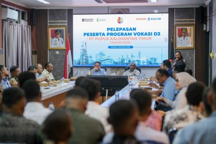 Program Vokasi D3 Pupuk Kaltim menjadi langkah menyiapkan putra-putri Fakfak agar memiliki kompetensi dan keterampilan sesuai kebutuhan industri.