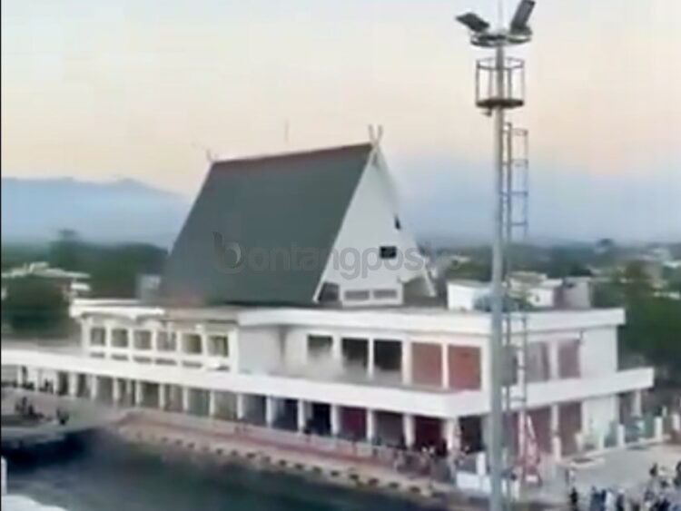 Gempa magnitudo 7 di NTT pada Sabtu subuh terasa hingga Lombok. BMKG mengeluarkan peringatan dini tsunami dan mencatat gelombang tsunami.