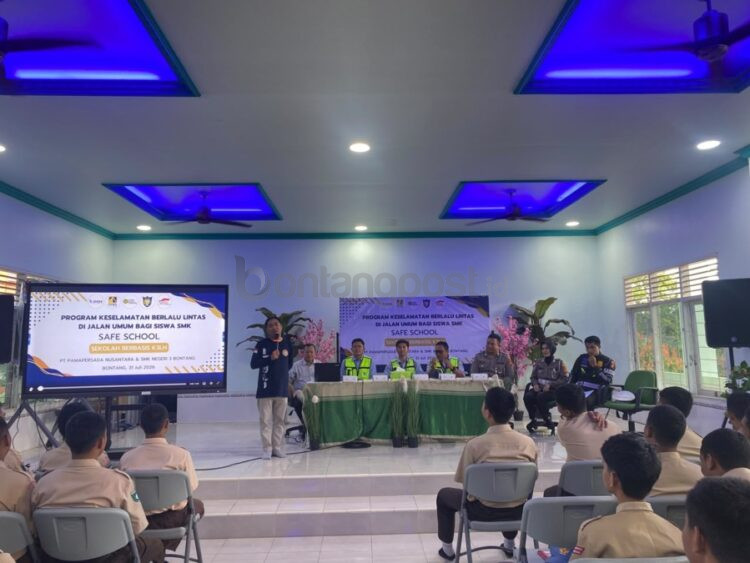 Personel Satlantas Polres Bontang memberikan edukasi keselamatan berlalu lintas kepada 140 siswa kelas XI SMK Negeri 3 Bontang dalam Program PAMA Safe School yang digelar PT Pamapersada Nusantara (PAMA) Distrik Indominco.