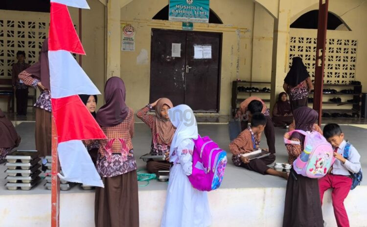 Siswa SDN 012 Bontang Selatan menerima Makan Bergizi Gratis (MBG), Kamis (6/8). Program tersebut tetap berjalan meski sebelumnya sempat disebut akan dihentikan sementara selama proses evaluasi. (Nasrullah/ Bontang Post)