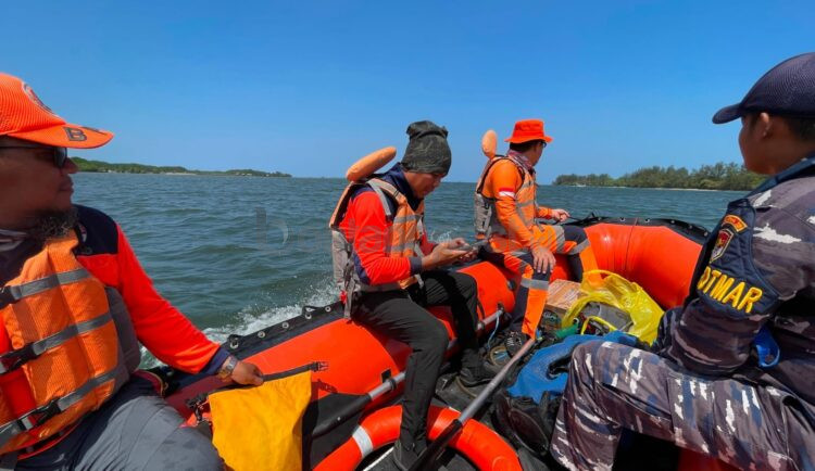 BPBD Bontang melakukan pencarian Taher di sekitar perairan Bontang Lestari.