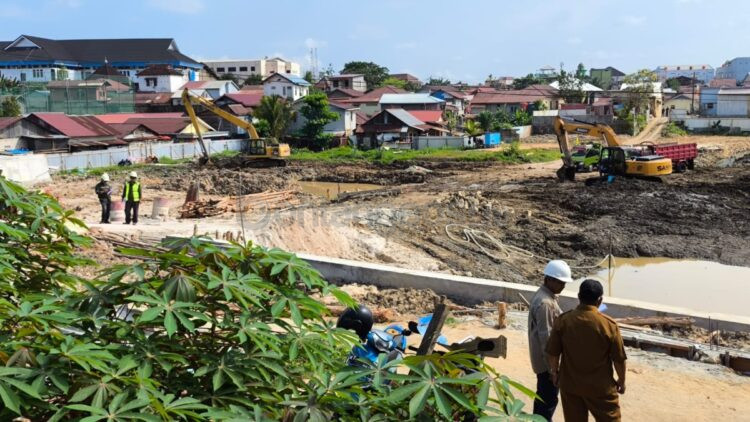 Komisi C DPRD Bontang meninjau Jalan Selat Karimata yang terdampak proyek Polder Tanjung Laut. (Nasrullah/Bontang Post)