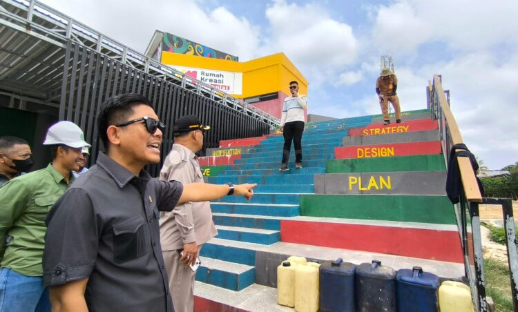 Ketua DPRD Bontang Andi Faizal Sofyan Hasdam bersama Komisi C DPRD saat meninjau kondisi Gedung Rumah Kreasi Milenial (RKM) dalam sidak, Senin (10/8/2026). (Nasrullah/ Bontang Post)