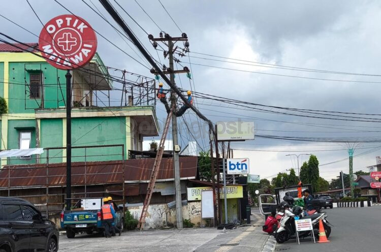 Petugas sedang melakukan perbaikan jaringan listrik