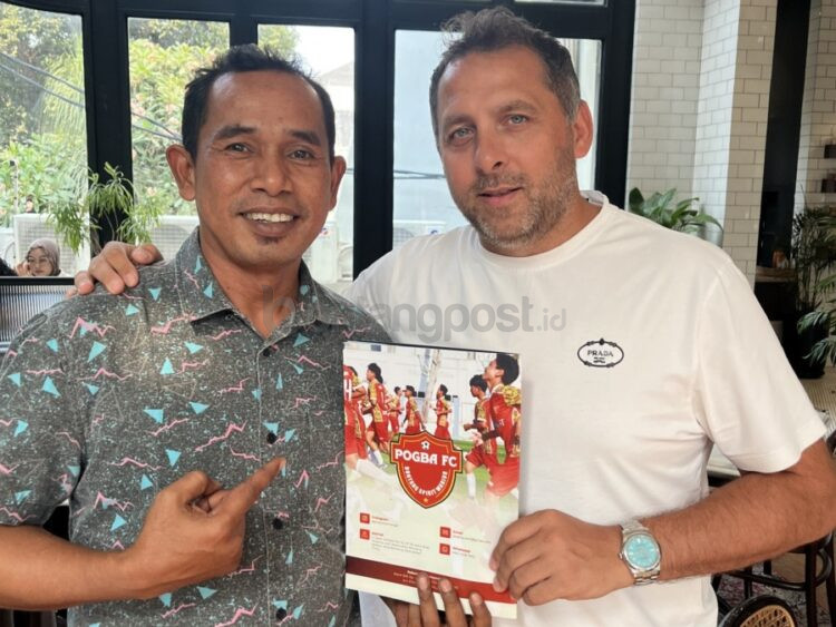 Manajemen Pogba Bontang FC, Supriansyah, bersama Rocky Michael Chopra. Keduanya menjajaki kerja sama dengan Ajax Academy.
