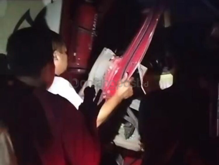 Tangkapan layar video kecelakaan truk muatan gas dan truk lainnya di Jalan Poros Samarinda-Bontang.
