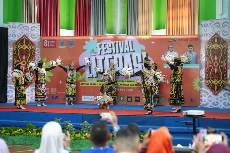 Salah satu penampilan seni memeriahkan pembukaan Festival Literasi 2026 DPK Bontang, Kamis (13/8/2026).