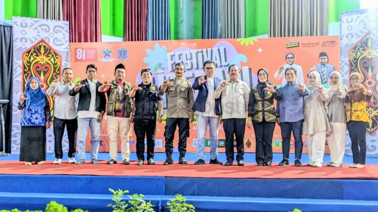 Suasana kebersamaan dalam penutupan Festival Literasi Bontang 2026 yang digelar DPK Bontang, Sabtu (15/8/2026).