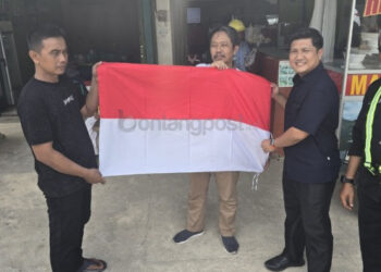 100 Bendera Merah Putih Dibagikan EUP untuk Warga Bufferzone Bontang
