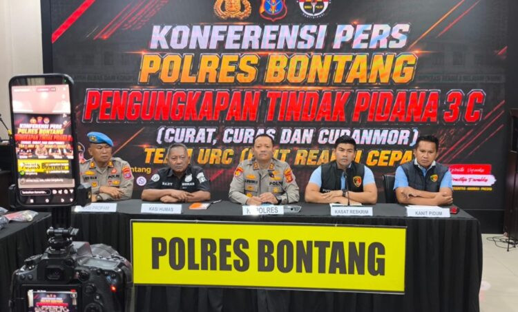 Kapolres Bontang AKBP Anak Agung Gede Wibowo Sitepu menyampaikan hasil pengungkapan 19 kasus pencurian dalam konferensi pers, Selasa (18/8/2026). (Nasrullah/Bontang Post)