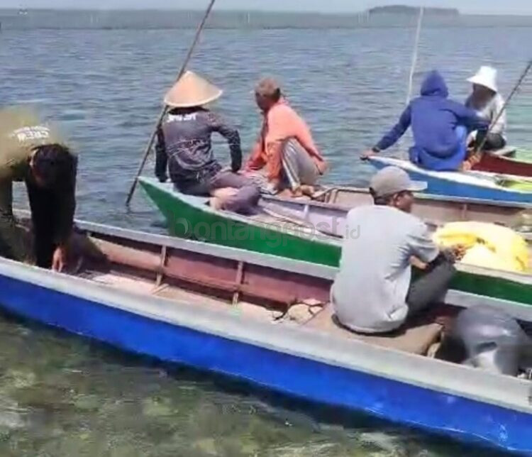 Petugas dan warga mencari keberadaan Jainuddin, warga Bontang Kuala yang hilang saat melaut.
