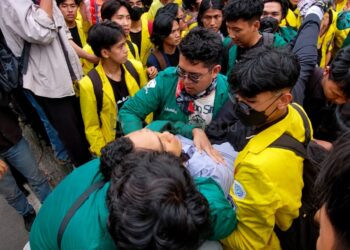 Aksi Mahasiswa di Bundaran HI Ricuh, Seorang Peserta Pingsan saat Massa dan Polisi Saling Dorong