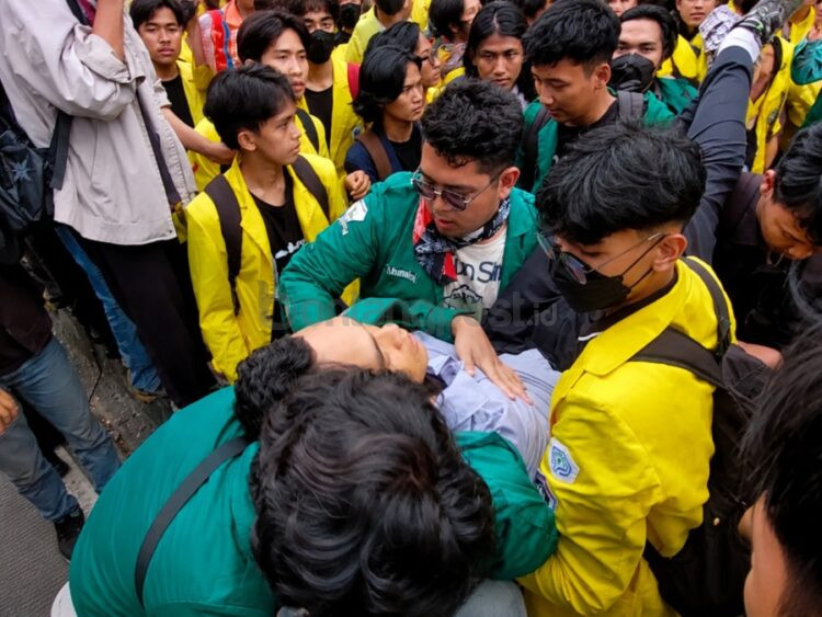 Seorang mahasiswa asal Universitas Muhammadiyah Prof. Dr. Hamka (Uhamka) pingsan di tengah ricuhnya aksi demonstrasi di depan Gedung UOB, Jalan M.H. Thamrin, Jakarta Pusat, Selasa (18/8). (Ryandi Zahdomo/JawaPos.com)