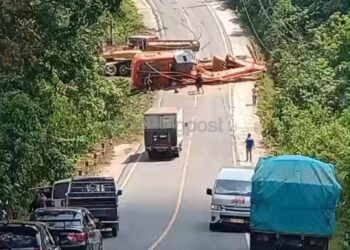 Truk Trailer Bawa Alat Berat Melintang di Poros Samarinda-Bontang, Arus Lalu Lintas Terganggu
