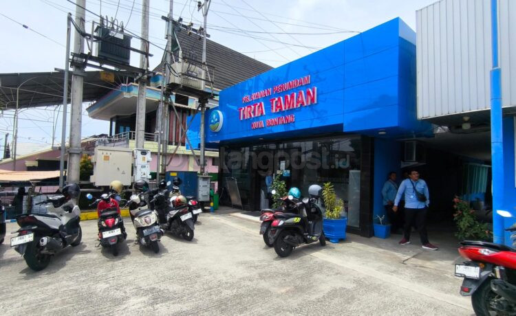 Kantor layanan Perumda Tirta Taman Bontang di Jalan Brigjen Katamso. Layanan hotline menjadi sorotan setelah sejumlah pelanggan mengeluhkan lambatnya respons pengaduan. (Dwi Kurniawan Nugroho/ Bontang Post)
