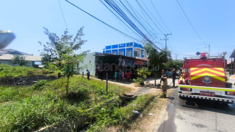 Petugas Disdamkartan Bontang mengecek lahan usai kebakaran di Jalan Selat Lombok untuk memastikan tidak ada bara api yang kembali menyala. (Dwi Kurniawan Nugroho/Bontang Post)
