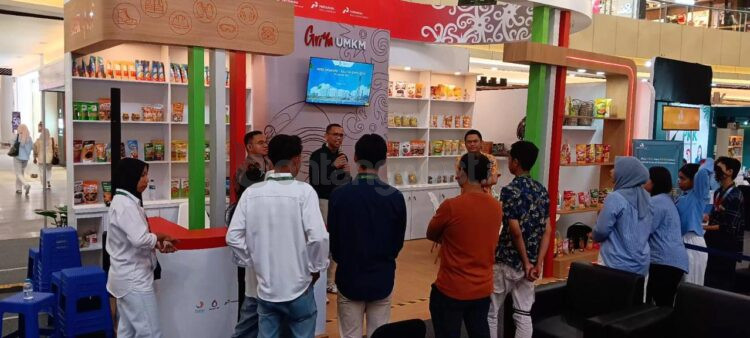 Badak LNG bersama SKK Migas dan KKKS menghadirkan edukasi HSSE serta produk UMKM mitra binaan dalam Kaltim Expo 2026 di Big Mall Samarinda.
