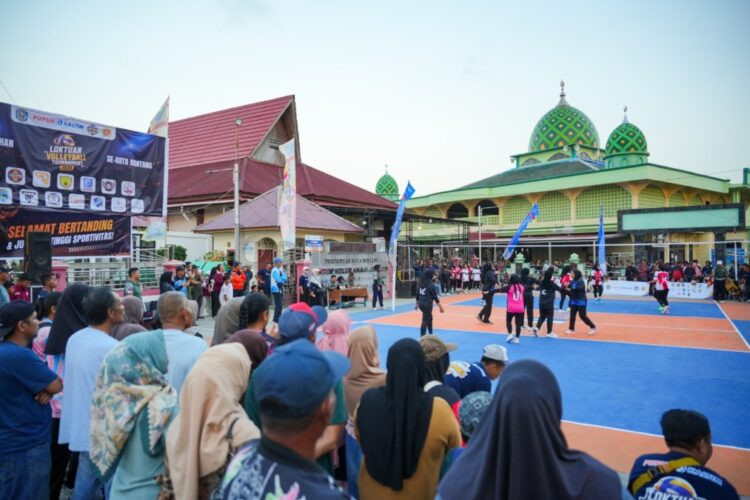Aksi para pemain dalam Turnamen Voli Putri Antar Kelurahan se-Kota Bontang yang digelar Pupuk Kaltim bersama Karang Taruna Bina Mandiri Loktuan.