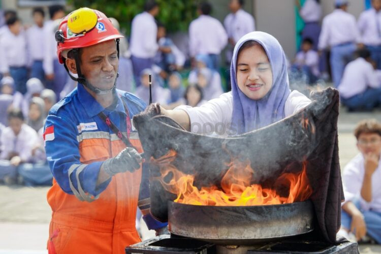 Siswi YPK mengikuti edukasi dan simulasi tanggap bencana melalui program SIAP SIAGA 4.0 yang digelar Pupuk Kaltim.