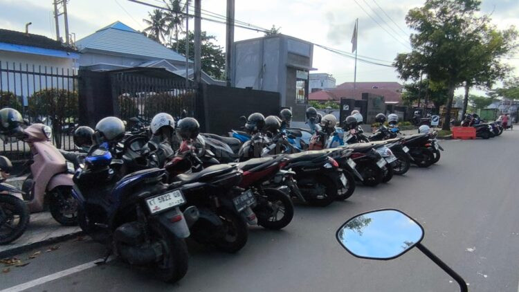 Aktivitas parkir kendaraan di salah satu ruas jalan Kota Bontang yang masih menggunakan sistem retribusi manual. (Nasrullah/ Bontang Post)