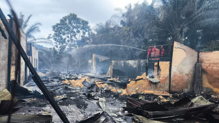 Kondisi bengkel sekaligus rumah warga di RT 11, Desa Sukarahmat, Kutai Timur, setelah terbakar pada Senin (24/8/2026). (Dwi Kurniawan Nugroho/ Bontang Post)