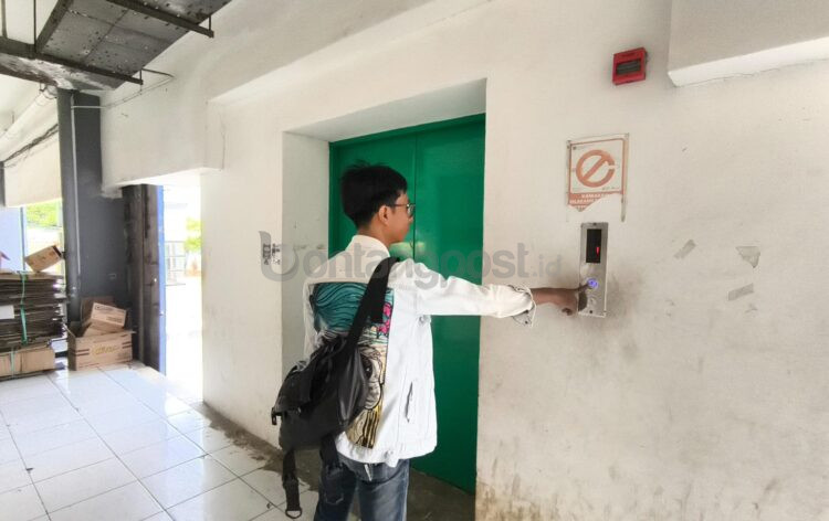 Lift Pasar Taman Rawa Indah (Tamrin) yang berada di bagian depan pasar tidak dapat digunakan sejak April 2026. Pedagang terpaksa menggunakan tangga untuk berpindah lantai. (Nasrullah/Bontang Post)