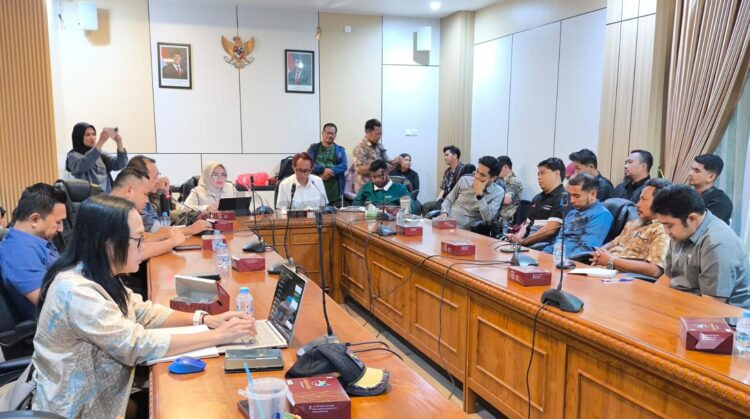 Rapat pembahasan antrean BBM bersama pemerintah di ruang DPMPTSP Bontang, Jumat (28/8/2026). (Dwi Kurniawan Nugroho/Bontang Post)