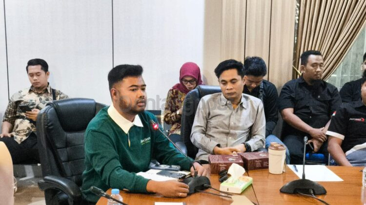 Alfin Rausan Fikry dan Awinardi saat mengikuti rapat pembahasan antrean BBM di Gedung DPMPTSP Bontang, Jumat (28/8/2026). (Dwi Kurniawan Nugroho/Bontang Post)