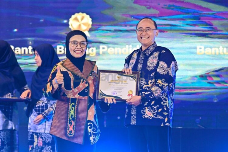Direktur Keuangan dan Umum Pupuk Kaltim Andik Cahyanto Budiarto menerima TJSLP Award 2025 dari Wali Kota Bontang Neni Moerniaeni.
