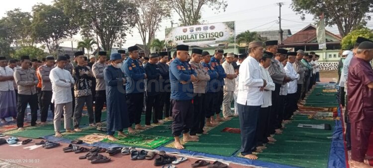 Petugas Disdamkartan Bontang mengikuti Salat Istisqa untuk memohon turunnya hujan di tengah kemarau panjang, Sabtu (29/8/2026). (Disdamkartan Bontang)