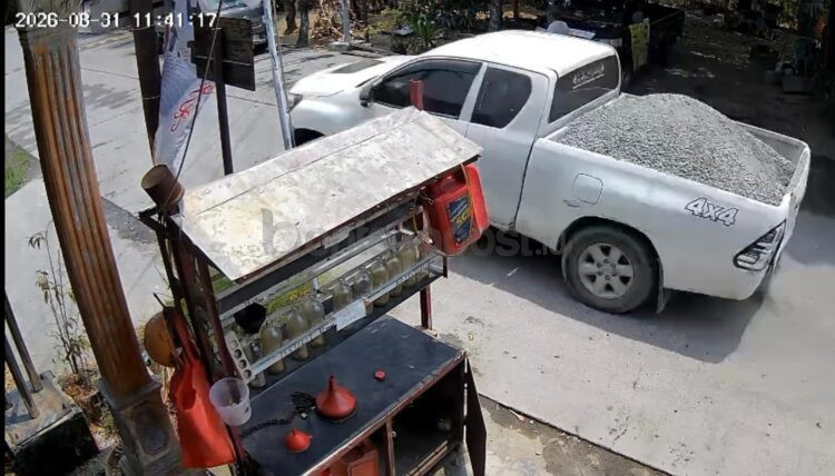 Sebuah pikap mengangkut material koral tanpa menggunakan terpal saat melintas di Jalan Pelabuhan III, Bontang. Kondisi ini dikeluhkan warga karena material kembali berhamburan ke jalan.