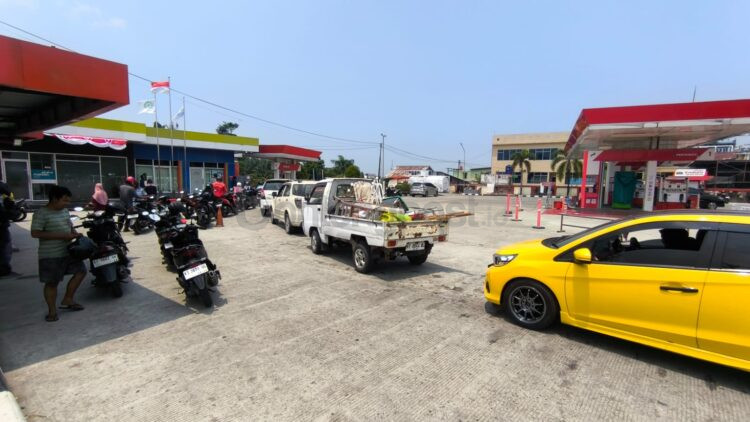 Antrean kendaraan di SPBU Kopkar Kilo 6 Bontang mulai terurai setelah pasokan Pertalite ditambah hingga 16 KL. (Dwi Kurniawan Nugroho/Bontang Post)