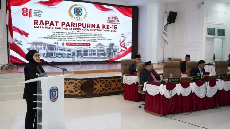 Wali Kota Bontang Neni Moerniaeni memaparkan terkait rancangan perubahan KUA-PPAS tahun anggaran 2026 dalam rapat paripurna.