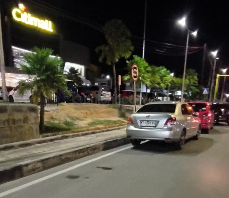 Deretan mobil dan sepeda motor terparkir di kawasan depan Citi Mall Bontang, Jalan Jenderal Soedirman, Sabtu (1/8/2026) malam. Parkir sembarangan menyebabkan arus lalu lintas sempat tersendat dan menjadi perhatian Dinas Perhubungan Bontang. (Dwi Kurniawan Nugroho/Bontang Post)