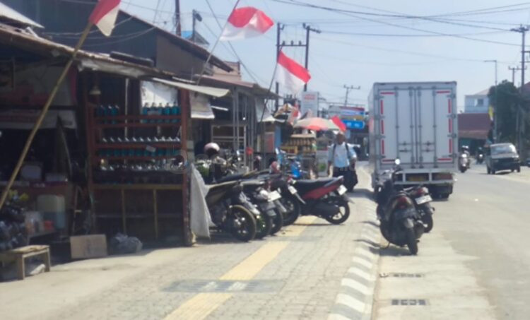Pedagang bensin eceran melayani pembeli di salah satu ruas jalan di Kota Bontang. (Dwi Kurniawan Nugroho/Bontang Post)