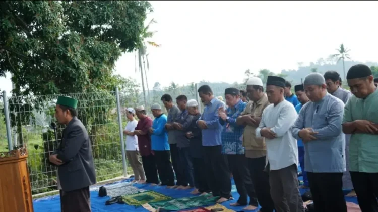 Perumda Tirta Taman bersama Masyarakat menggelar salat Istisqa untuk memohon turunnya hujan beberapa hari lalu di kawasan Bendung Sungai Bontang.
