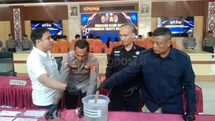 Penyidik memusnahkan barang bukti pengungkapan narkoba jenis sabu di Polresta Balikpapan.