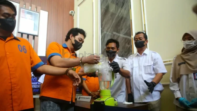 Dua tersangka didampingi petugas BNNP Kaltim memusnahkan barang bukti sabu seberat 993,78 gram di Kantor BNNP Kaltim, Samarinda, Rabu (5/8/2026). (RAMA/KALTIM POST)