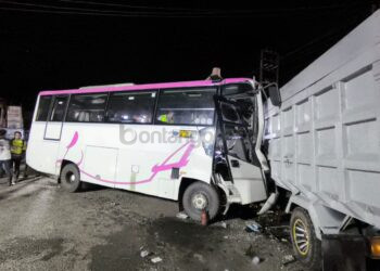 Adu Banteng Truk vs Bus Karyawan Tambang di Jalan Poros Bontang, Sopir Mengaku Hindari Lubang
