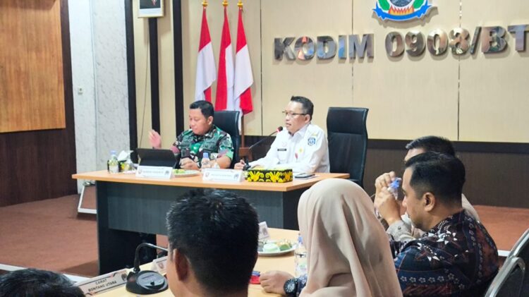 Dandim 0908/Bontang Letkol Inf Ardiansyah saat memaparkan rencana pelaksanaan Car Free Night (CFN) di Jalan MT Haryono, dalam rapat di Command Center Kodim 0908/Bontang, Rabu (30/9/2026). (Dwi Kurniawan Nugroho/Bontang Post)